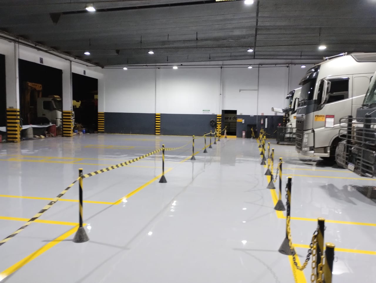 Piso epóxi industrial em oficina de caminhões
