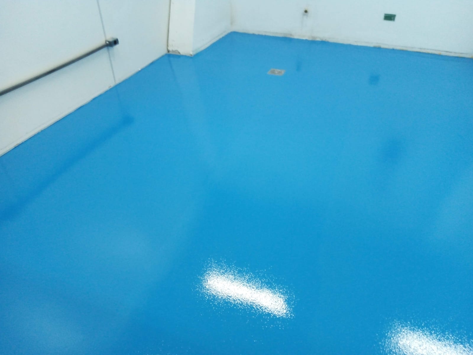 Área industrial farmacêutica com piso epóxi