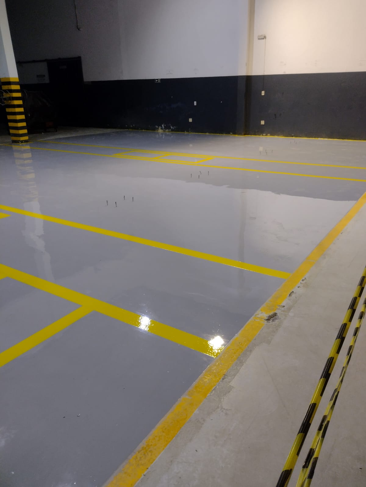 Piso epóxi cinza em galpão industrial