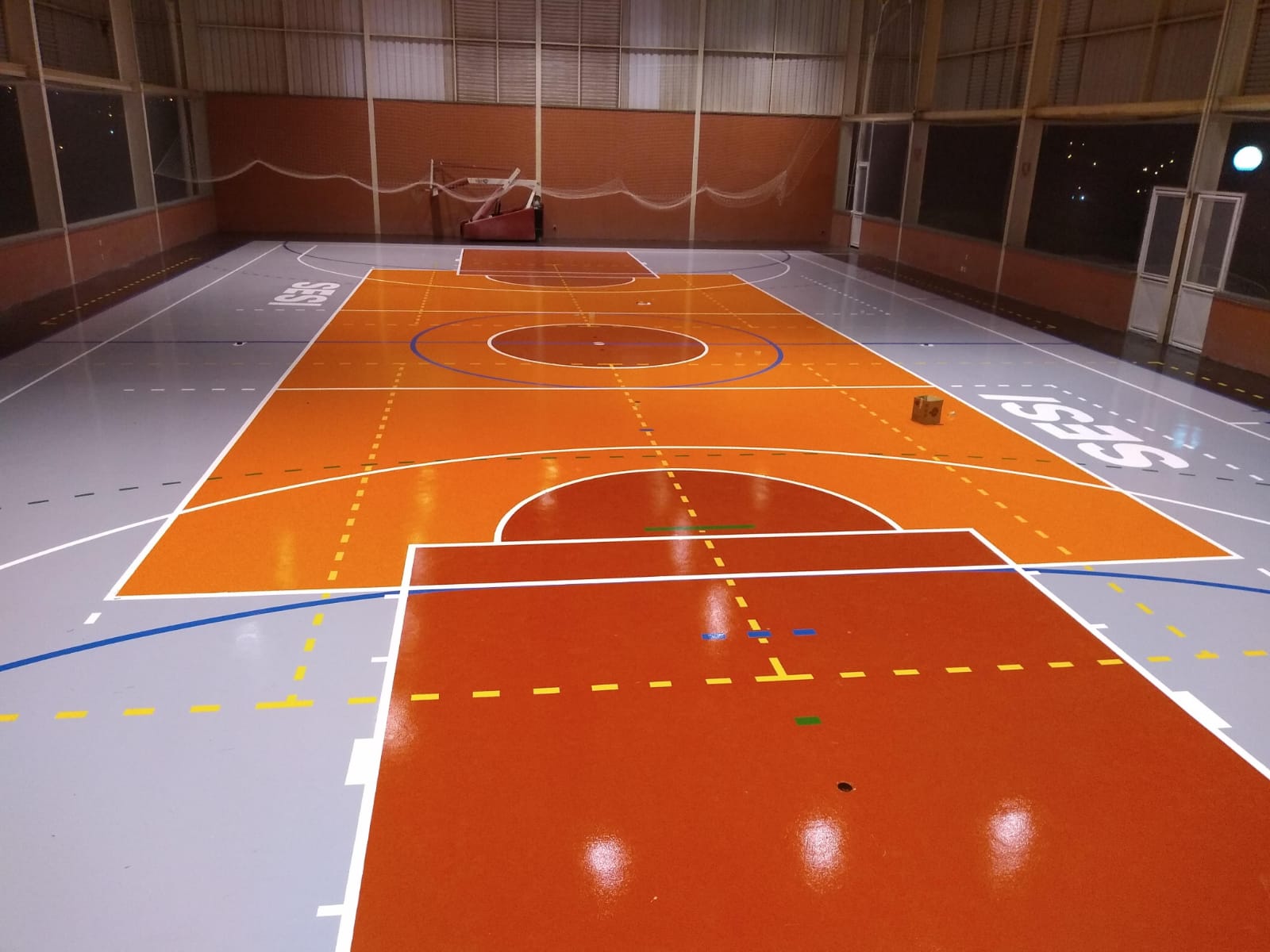 Quadra com piso epóxi finalizado