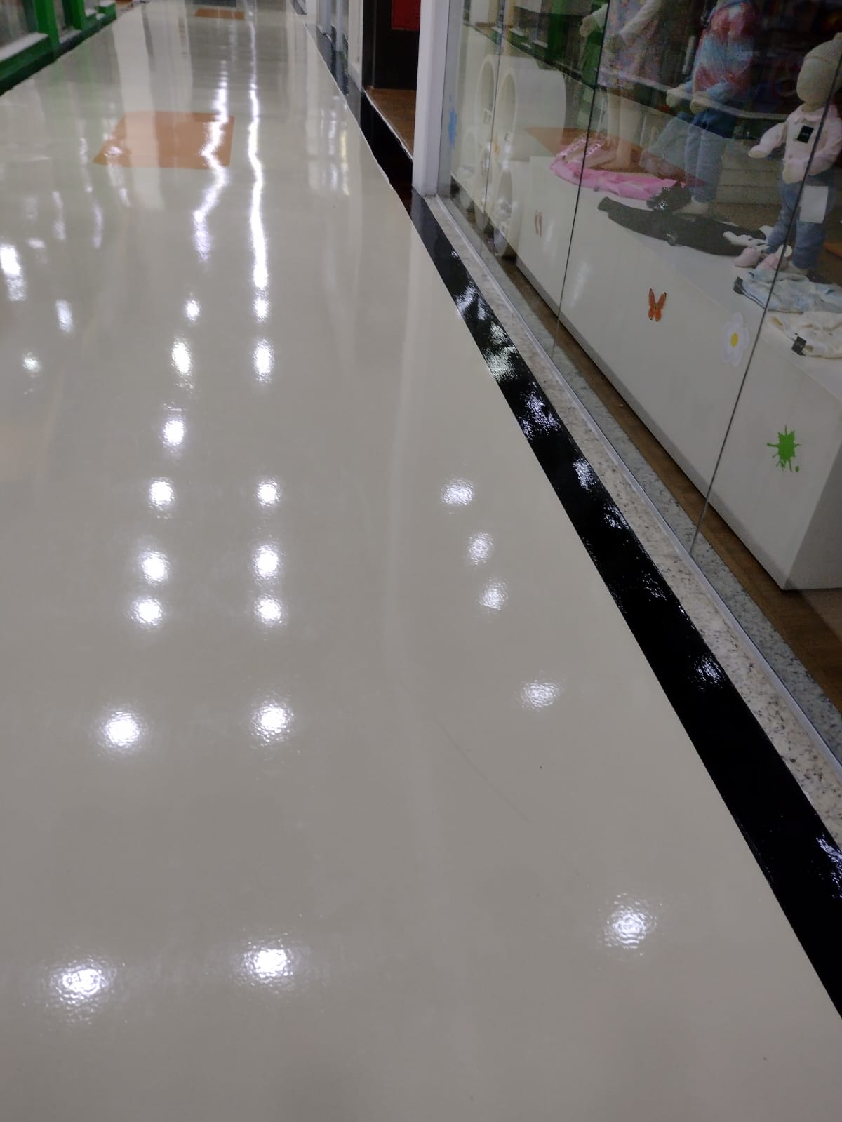 Piso epóxi com acabamento brilhante em área comercial