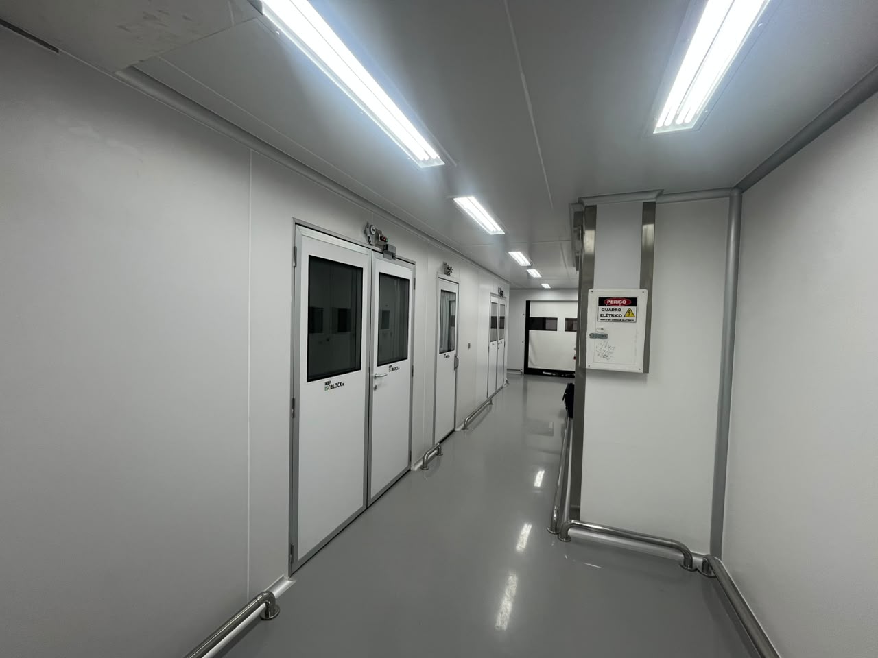 Corredor finalizado em isopainel