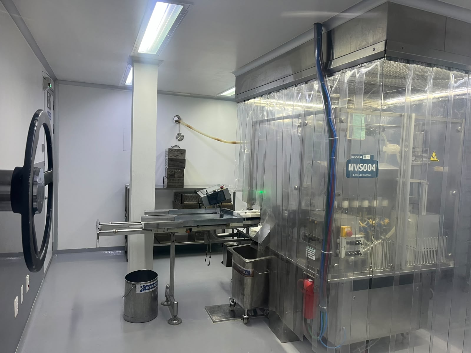 Linha de envase em ambiente controlado executado pela IsoClean Brasil