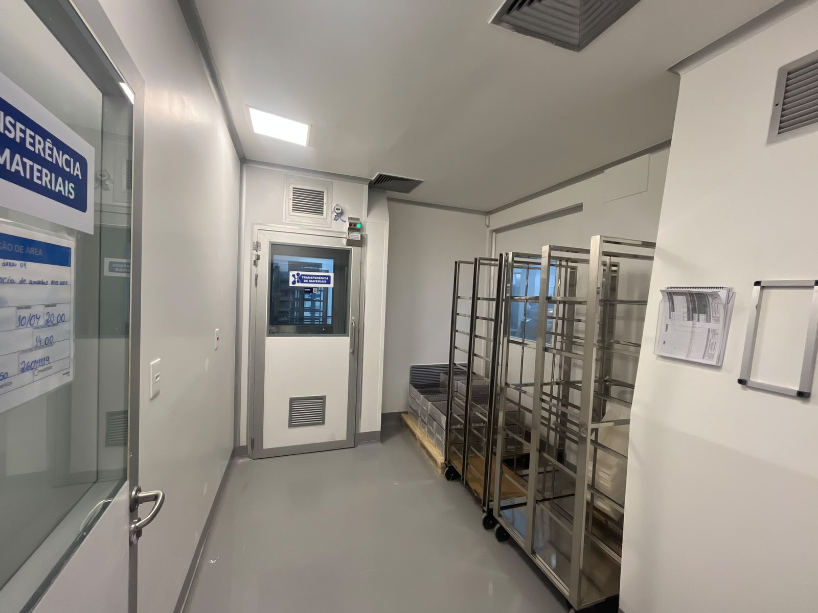 Área de transferência de materiais em sala limpa